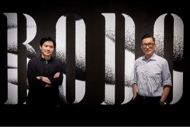 藝術家張碩尹（左）、臺北市立美術館 王俊傑館長（右） 合影，2023，臺北 市立美術館提供。
